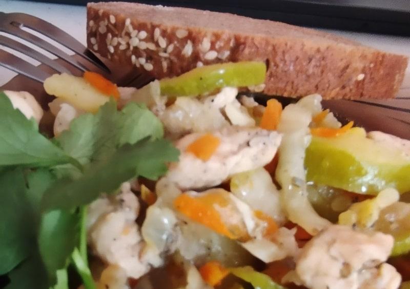 Овощное рагу с курицей и кабачком