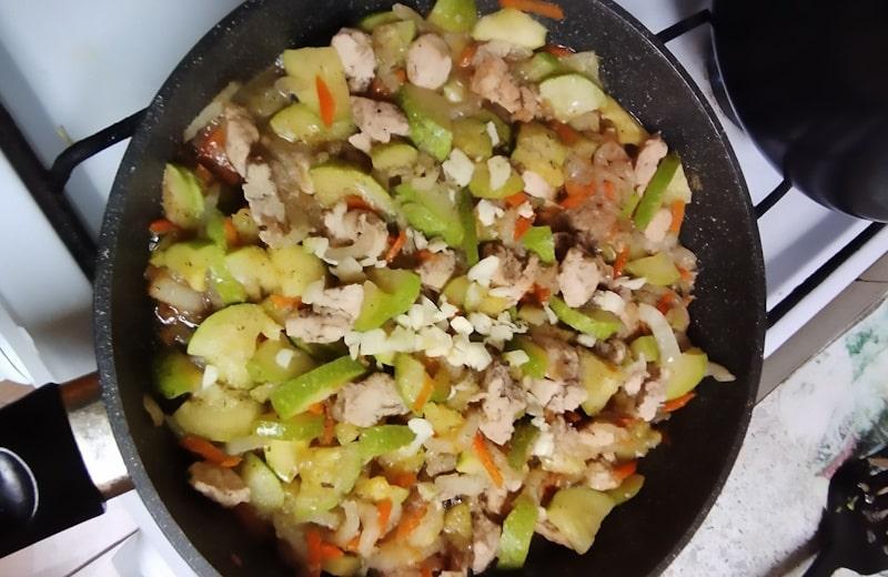 Овощное рагу с курицей и кабачком