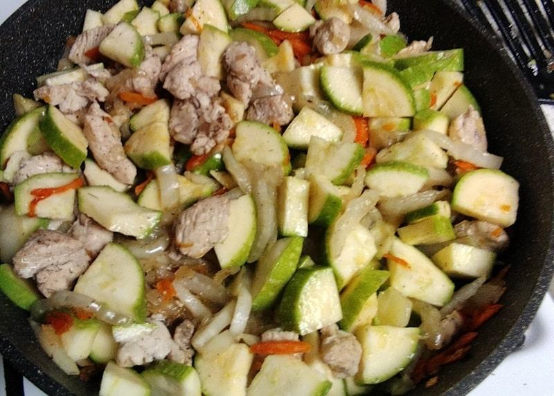 Овощное рагу с курицей и кабачком